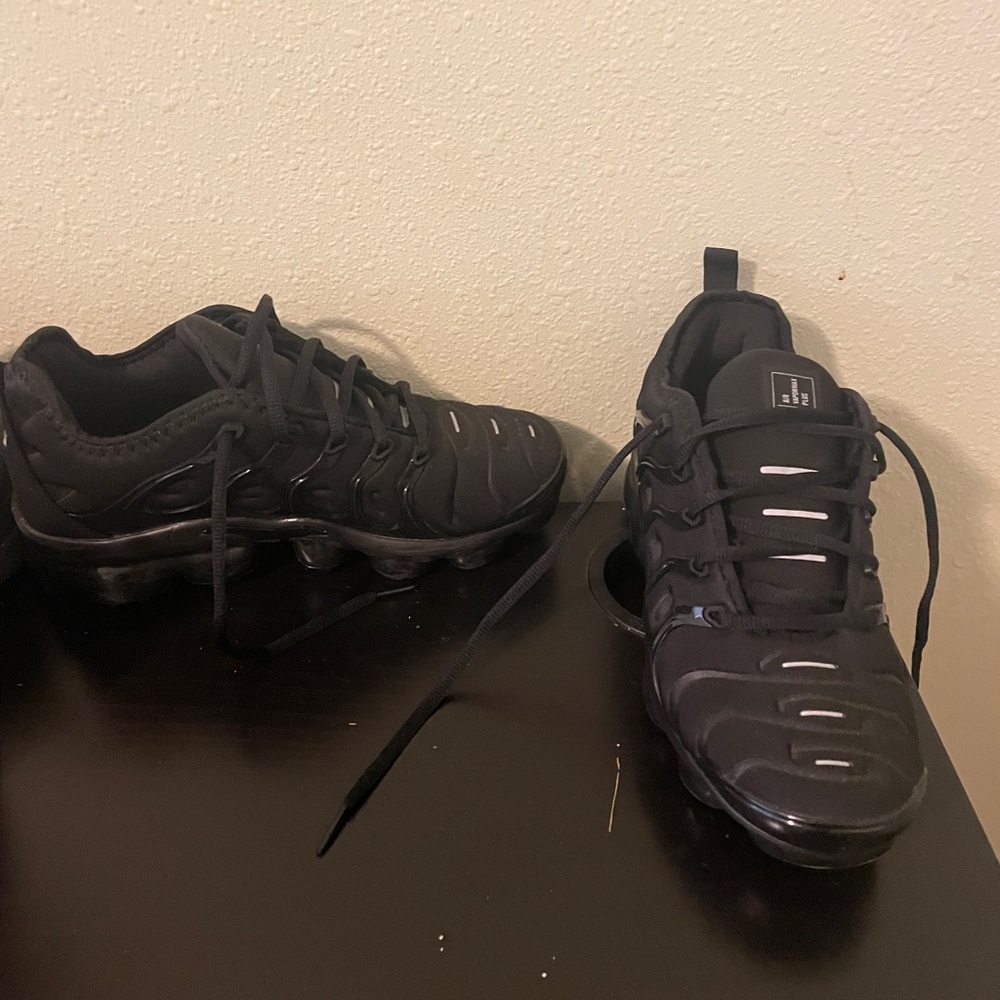 Triple black vapormax plus